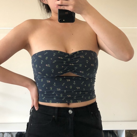 Urban Outfitters Tops - đź–¤SOLD ON MERCARIđź–¤ Floral crop top Urban Outfitters Tops - đź–¤SOLD ON MERCARIđź–¤ Floral crop top